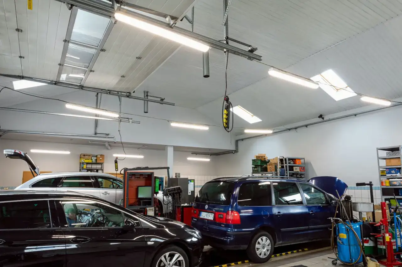 Zdjęcie Jaka barwa światła do warsztatu poprawi Twoją wydajność i komfort?