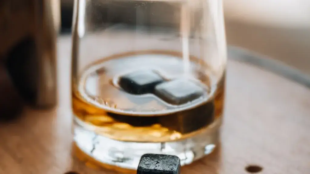 Zdjęcie Z czym mieszać whisky? Odkryj najlepsze połączenia i przepisy