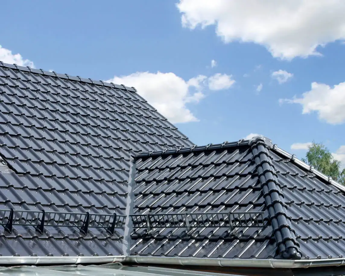 Zdjęcie Ile kosztuje m2 dachu z dachówki ceramicznej? Zaskakujące ceny i czynniki wpływające na koszt