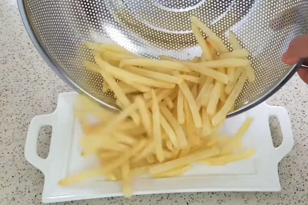 Zdjęcie Frytki jak z KFC - Przepis na idealne domowe frytki, które zachwycą