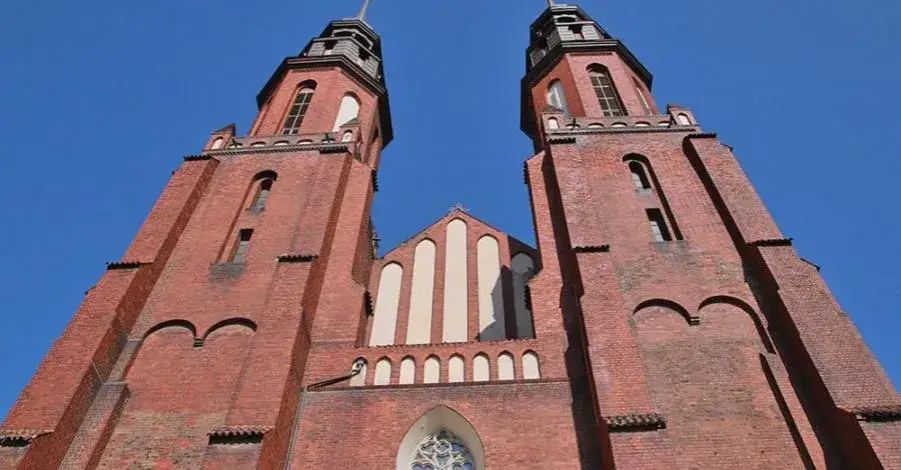 Zdjęcie Dlaczego kolumny w katedrze kołobrzeg są krzywe? Historia i tajemnice