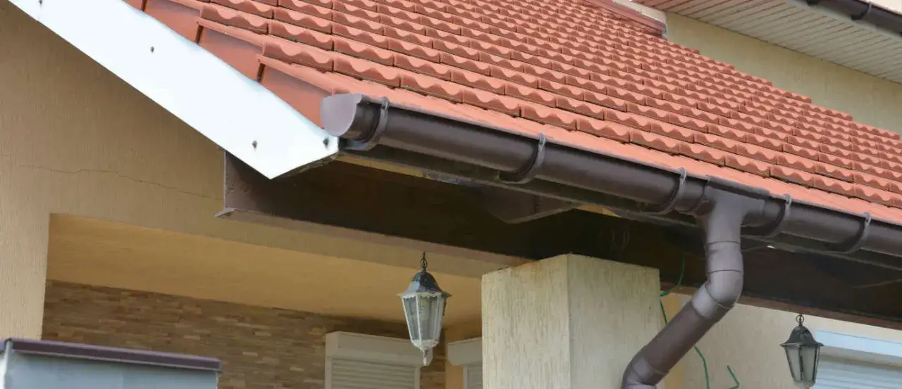 Zdjęcie Jak montować rynny plastikowe: 9 kroków do perfekcyjnej instalacji