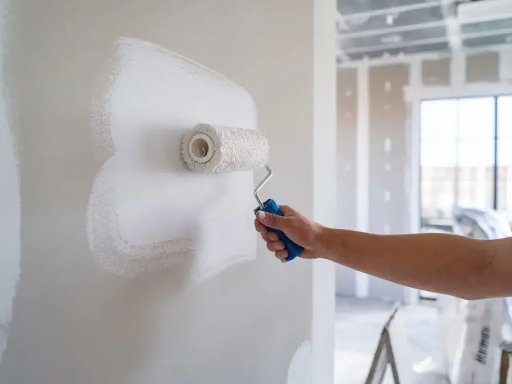 Zdjęcie Czy po szlifowaniu gładzi trzeba gruntować, aby uniknąć problemów z malowaniem?