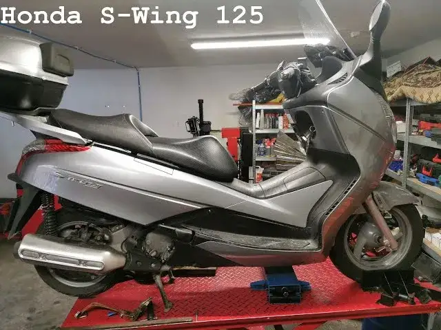 Zdjęcie Ile oleju do silnika w Honda S-Wing 125? Sprawdź, aby uniknąć problemów