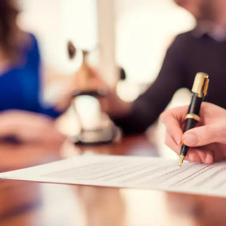 Zdjęcie Kto płaci za notariusza? Zaskakujące zasady i praktyki w transakcjach