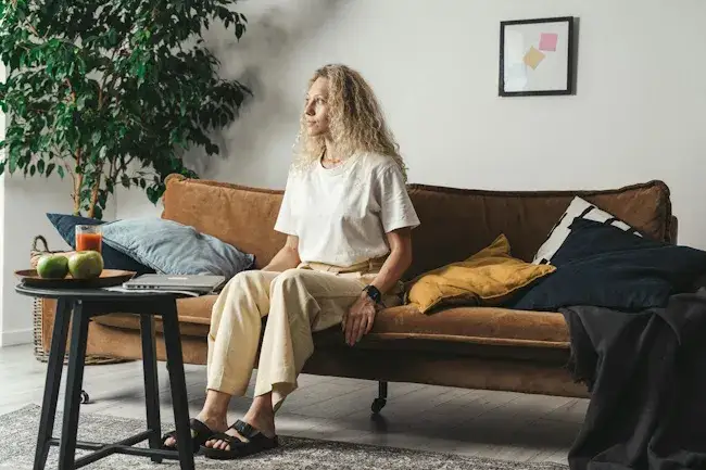 Zdjęcie Jak dopasować dodatki do brązowej kanapy? Praktyczny przewodnik