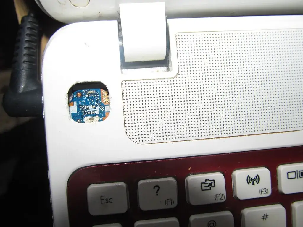 Zdjęcie Jak włączyć laptopa ASUS bez przycisku power - proste metody i porady