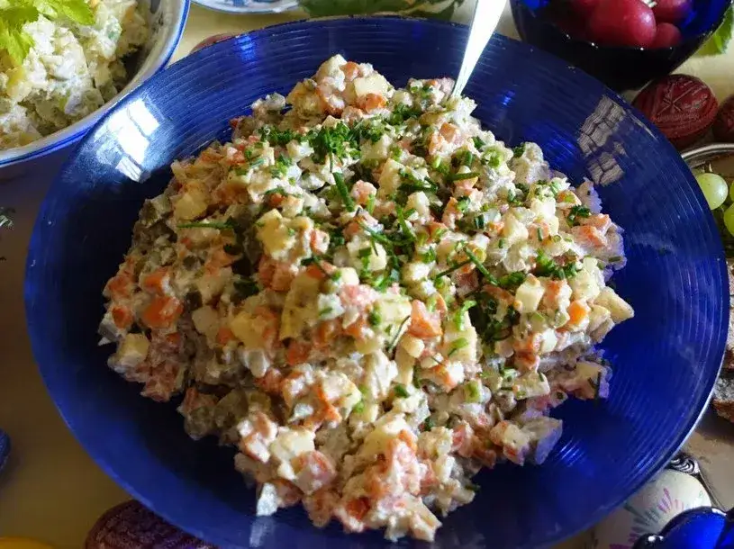 Zdjęcie Czy do sałatki jarzynowej dodaje się cebulę? Sprawdź, co wybrać