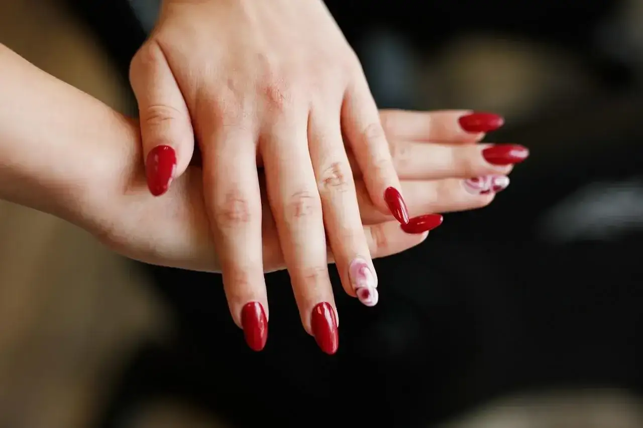 Zdjęcie Manicure tytanowy: Bezpieczny czy szkodliwy? Poznaj prawdę