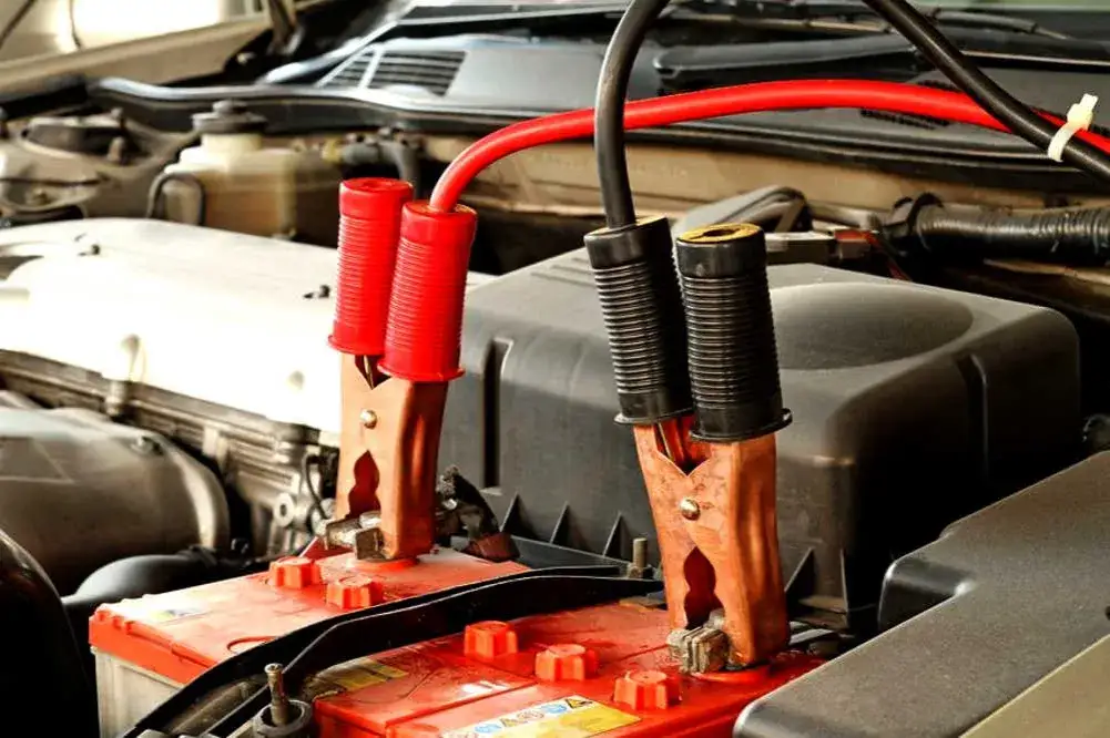 Zdjęcie Jaki prostownik z rozruchem do ciągnika - wybierz najlepszy model dla siebie