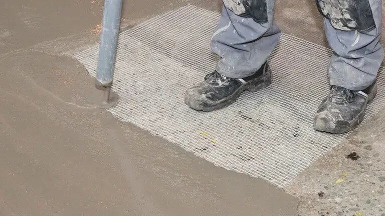 Zdjęcie Jaka wylewka na płytę OSB? Wybierz najlepsze rozwiązanie na mokre podłoża