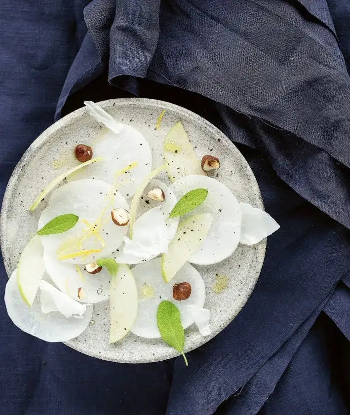 Zdjęcie Jak zrobić surówkę z białej rzepy - prosty przepis na zdrową sałatkę