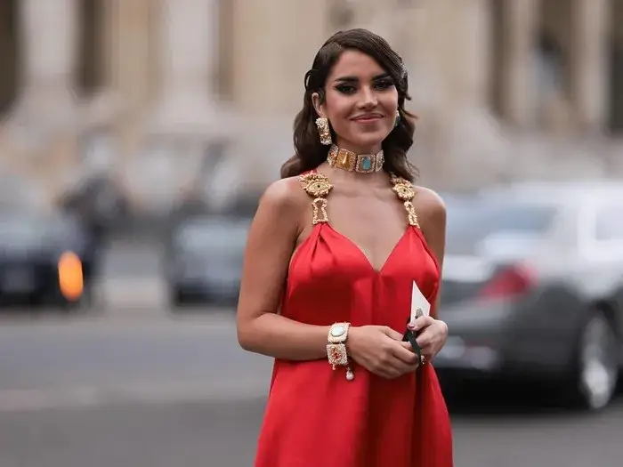 Zdjęcie Co ubrać do czerwonej sukienki, aby zawsze wyglądać stylowo?