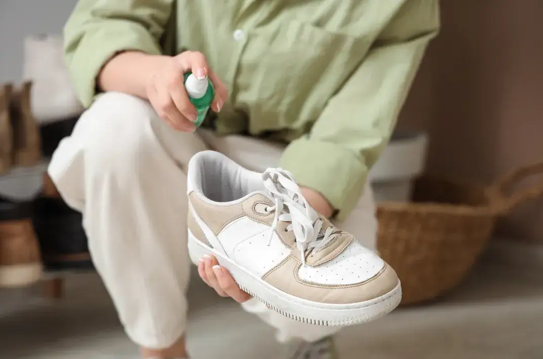 Zdjęcie Skuteczne metody na to, jak usunąć wilgoć z butów i uniknąć problemów