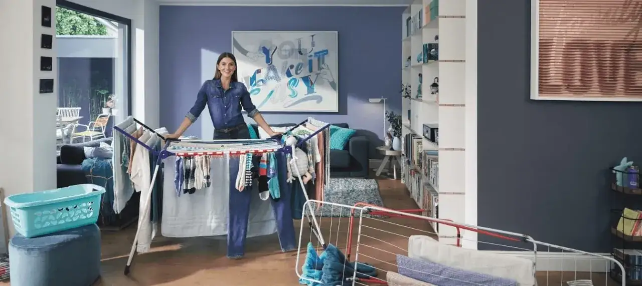 Zdjęcie Jak wyprasować bluzkę bez żelazka - skuteczne metody na zagniecenia