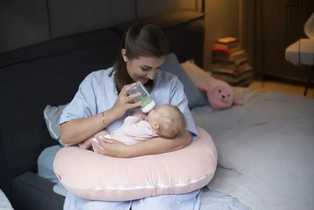 Zdjęcie Jak trzymać dziecko do karmienia, aby uniknąć bólu i stresu