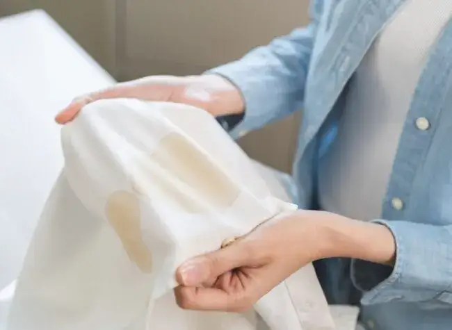 Zdjęcie 6 skutecznych sposobów na usunięcie tłustej plamy z ubrania