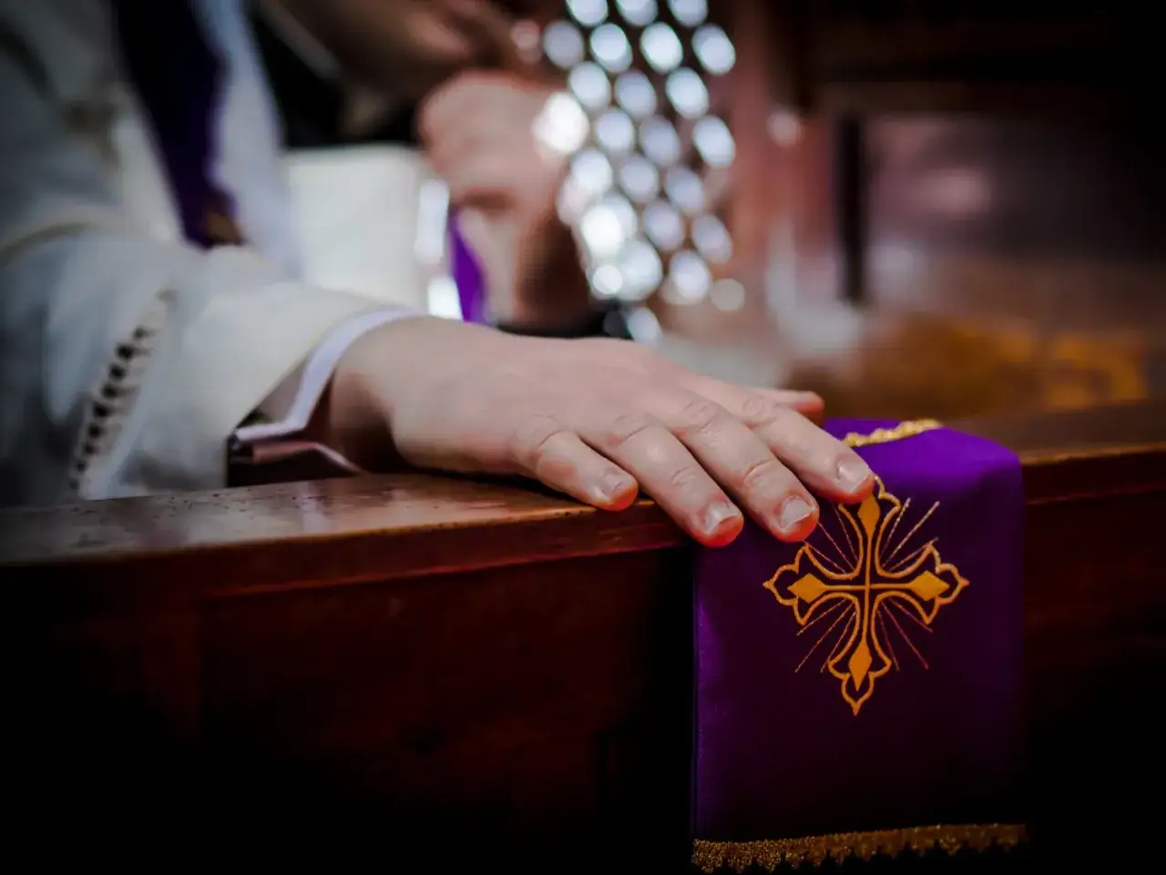 Zdjęcie Czy ksiądz może złamać tajemnicę spowiedzi? Konsekwencje i dylematy