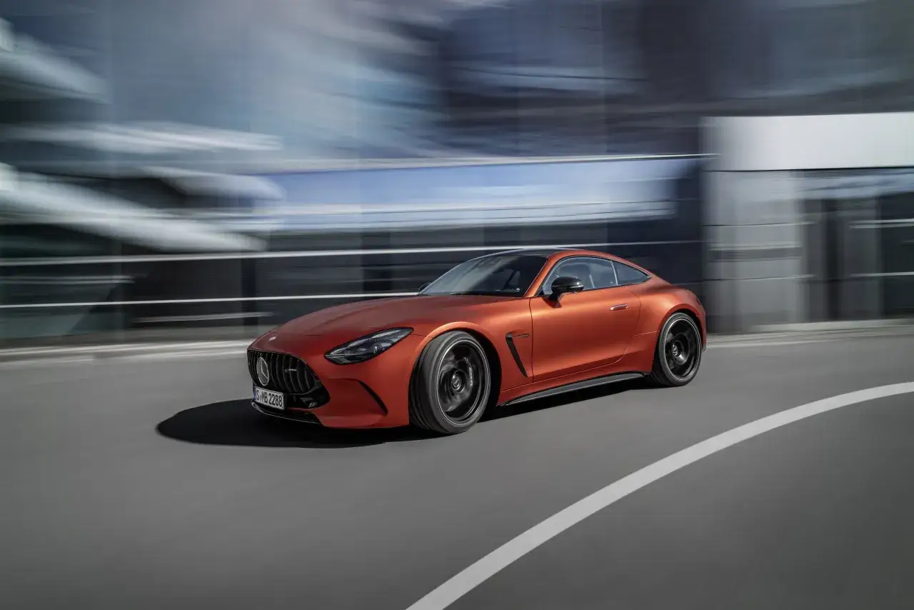 Zdjęcie Mercedes-Benz AMG GT – luksusowy sportowy samochód z osiągami, które zachwycają