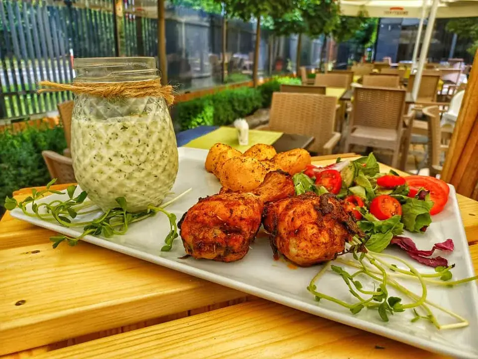 Zdjęcie Gdzie zjeść w Zwierzyńcu? Odkryj najlepsze lokale gastronomiczne