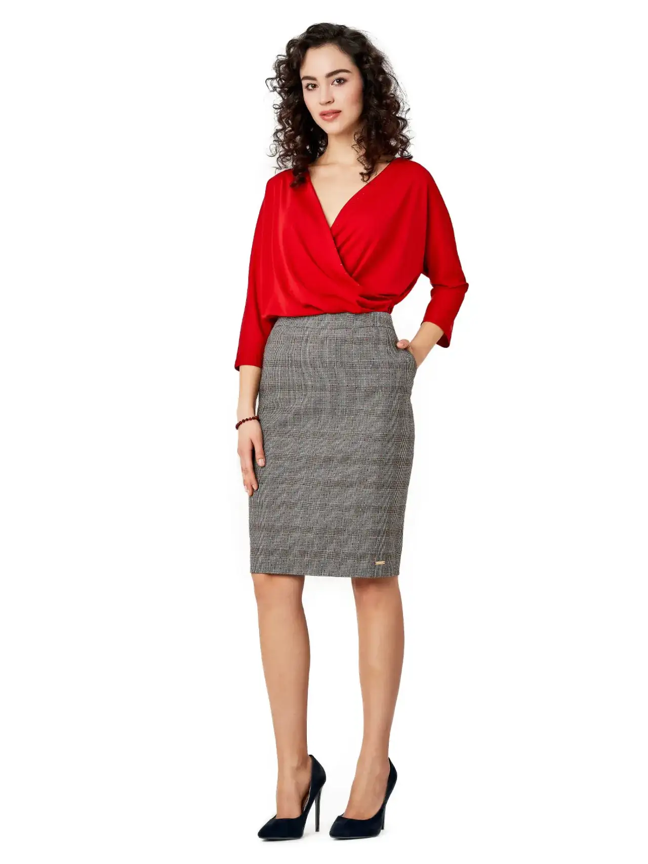 Zdjęcie Co ubrać do spódnicy ołówkowej, aby wyglądać stylowo i elegancko