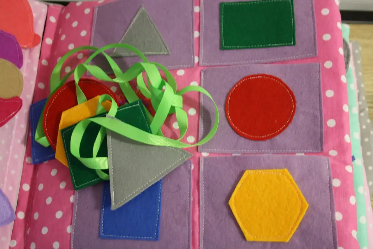 Zdjęcie Jak zrobić książeczkę sensoryczną handmade? Magiczny świat nauki i zabawy