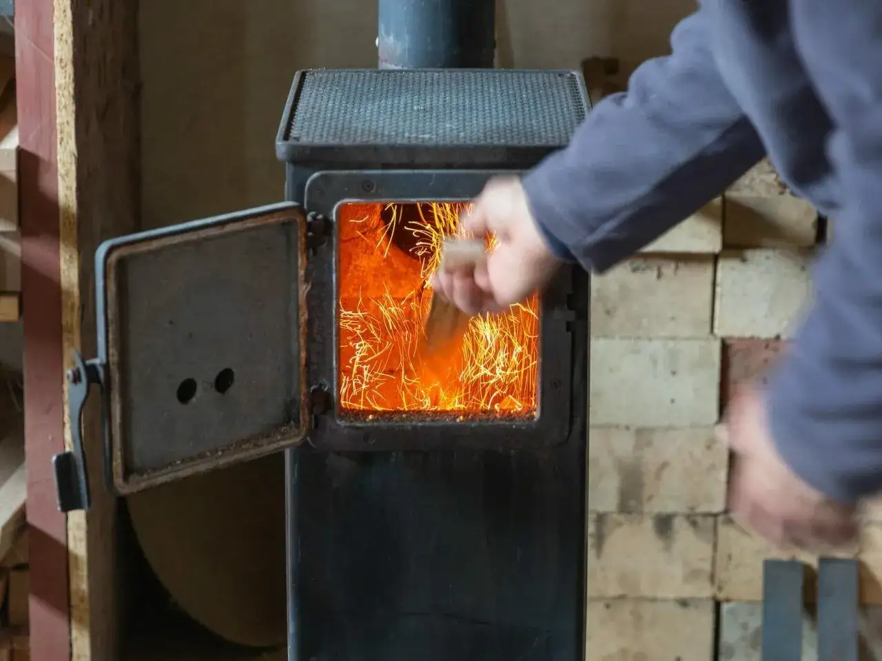 Zdjęcie Czym palić w piecu na ekogroszek? Poznaj alternatywne paliwa