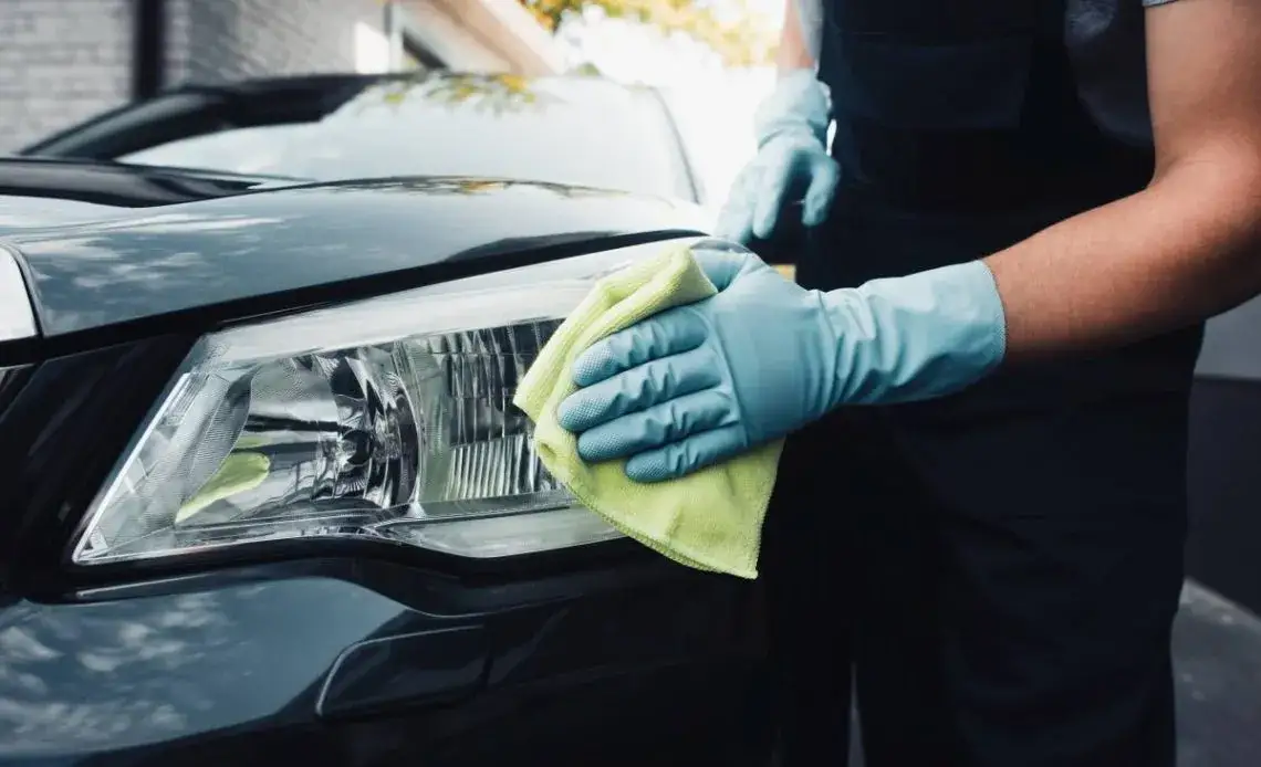 Zdjęcie Czym wyczyścić lampy w samochodzie, aby odzyskać ich blask?