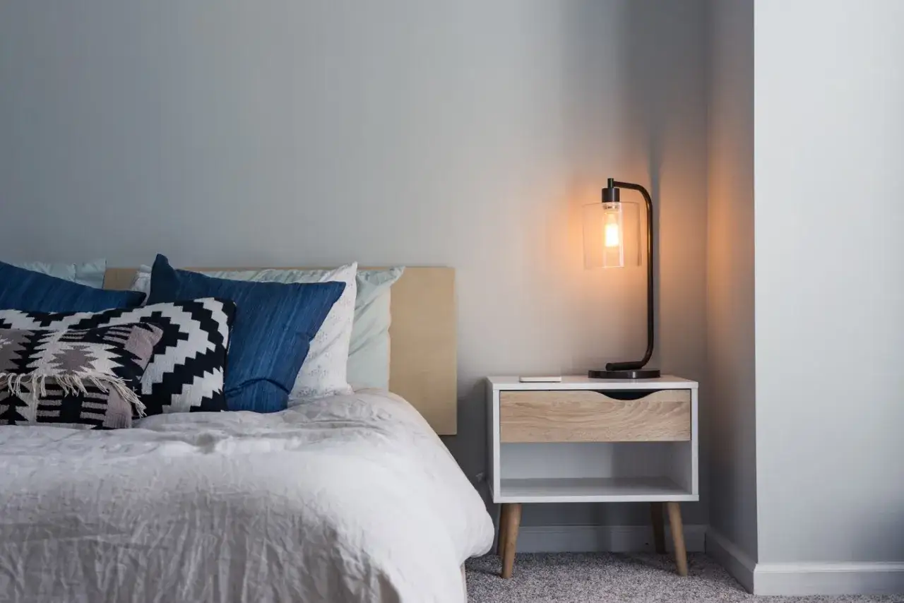 Zdjęcie L&aacute;mparas de mesita de noche: transforma tu dormitorio con la luz ideal