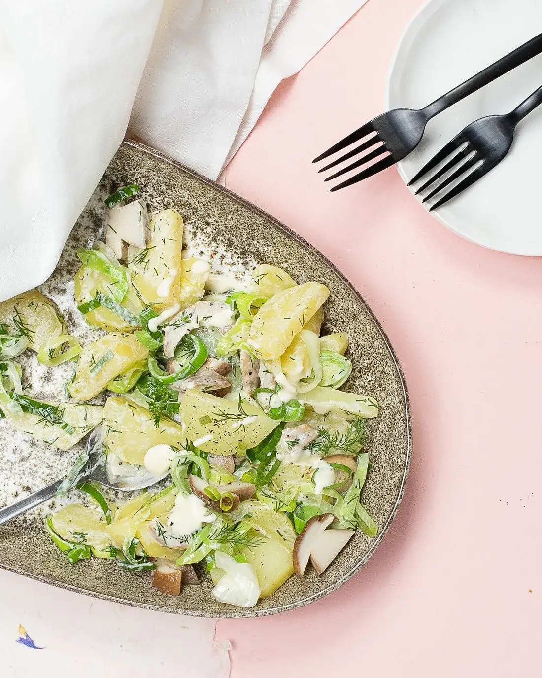 Zdjęcie Jak zrobić sałatkę z pora - prosty przepis na zdrową przekąskę