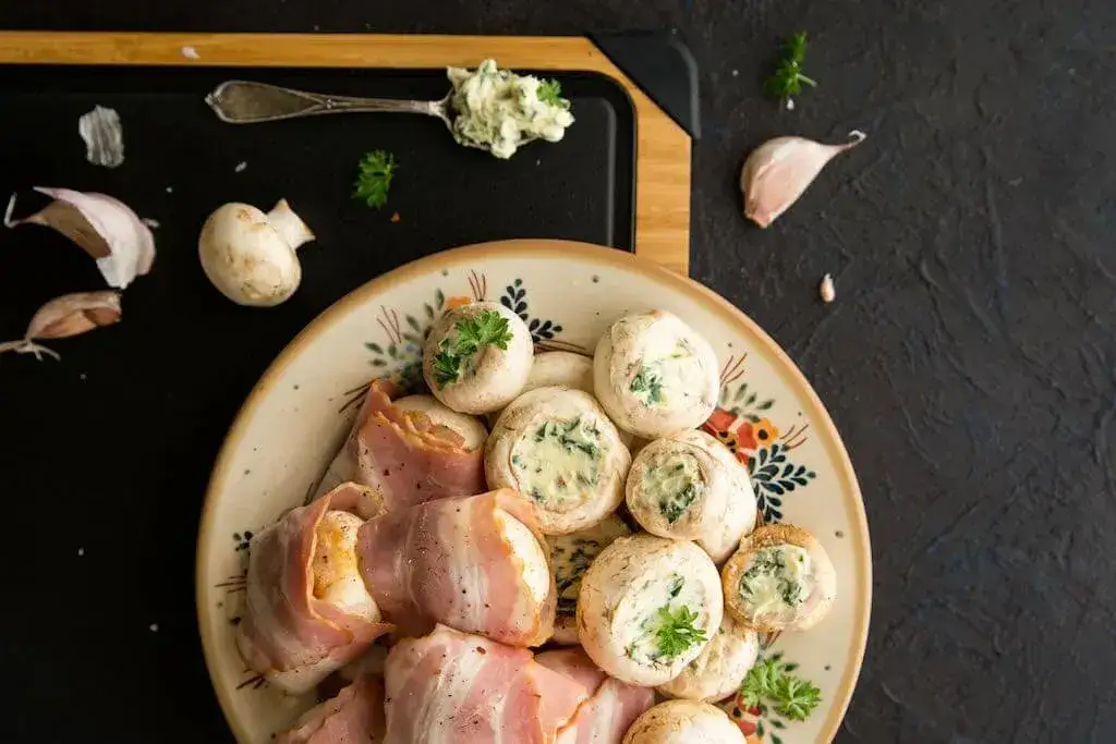 Zdjęcie Jak przygotować pieczarki do pizzy, by uniknąć wodnistego smaku i podkreślić aromat