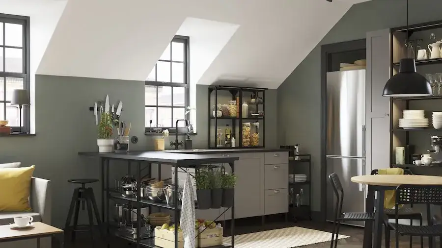 Zdjęcie Jak urządzić kuchnię ze skosami - praktyczne pomysły i błędy do uniknięcia