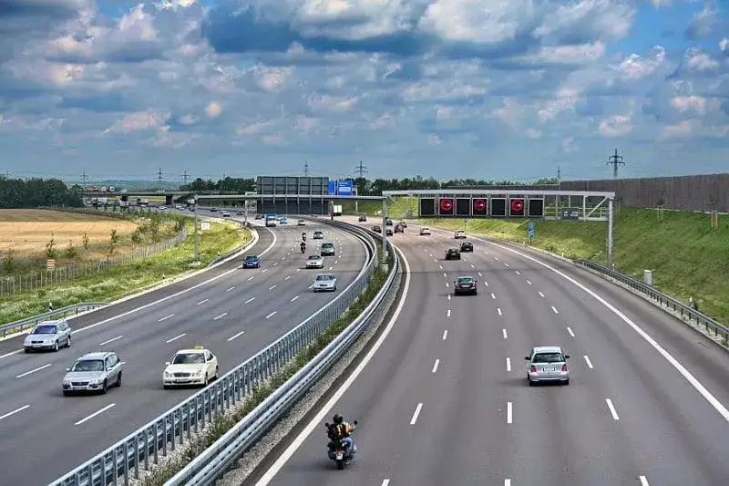 Zdjęcie Ograniczenie prędkości na autostradzie w Niemczech – co musisz wiedzieć, by uniknąć mandatu