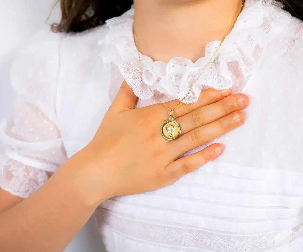 Zdjęcie Jaki medalik na komunię dla dziewczynki – wybierz idealny prezent