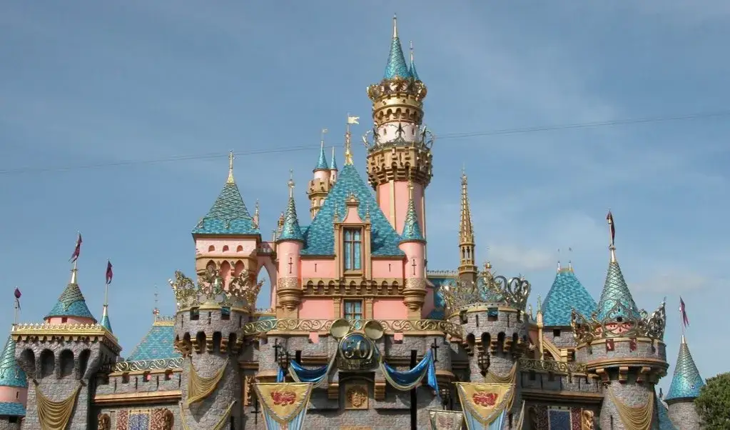Zdjęcie Gdzie jest Disneyland w USA? Odkryj jego lokalizację i atrakcje