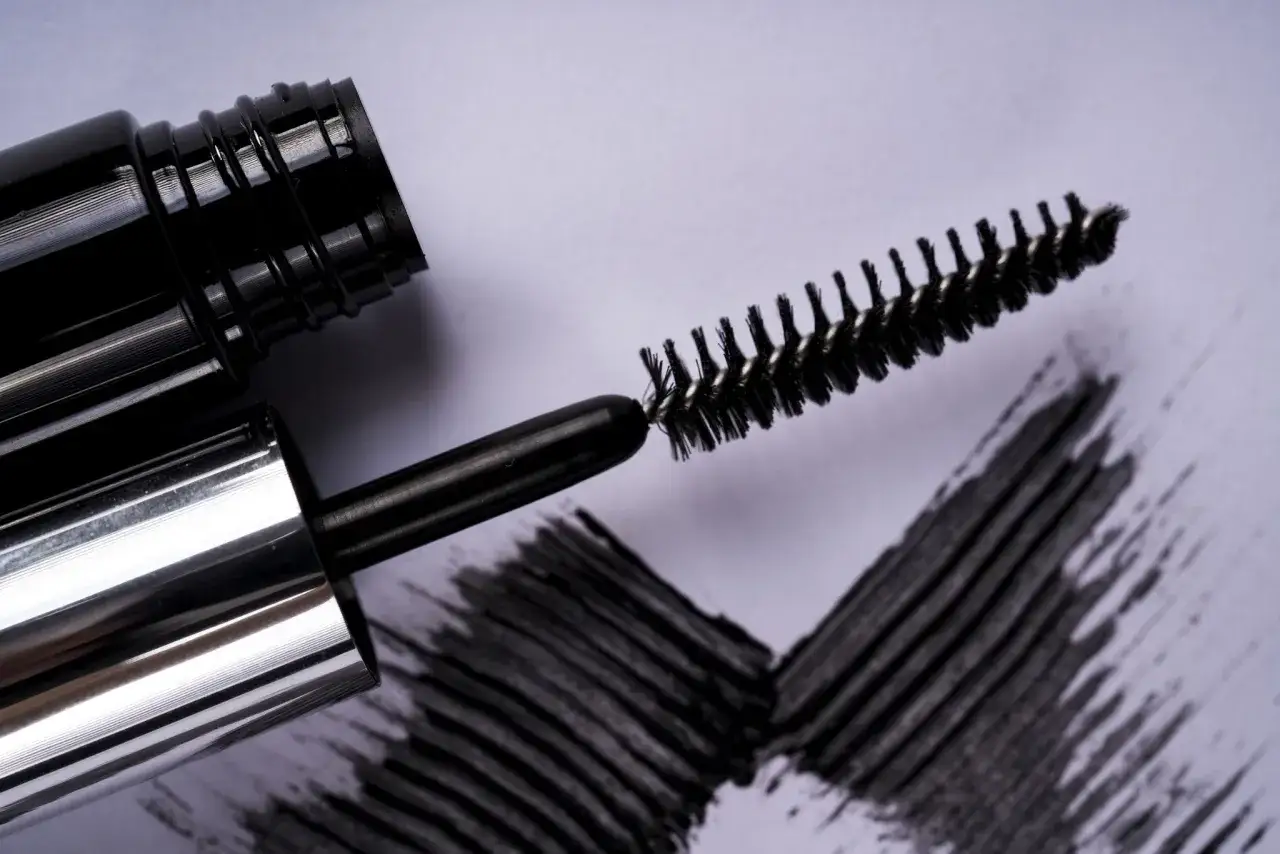 Zdjęcie Jak sprać tusz do rzęs z ubrania - skuteczne metody na plamy