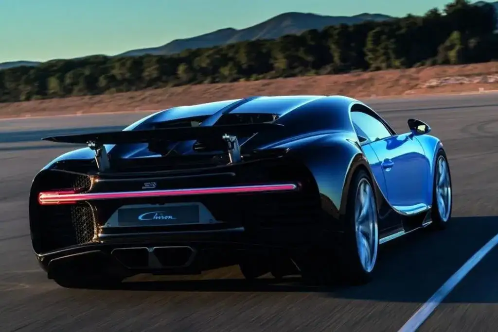Zdjęcie Ile koni ma Bugatti Veyron? Moc różnych wersji i ich osiągi