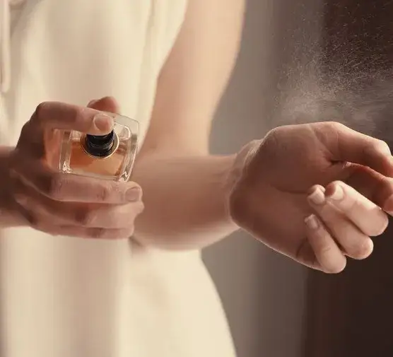 Zdjęcie Perfumy na skórę czy ubranie – które lepiej utrzymują zapach?