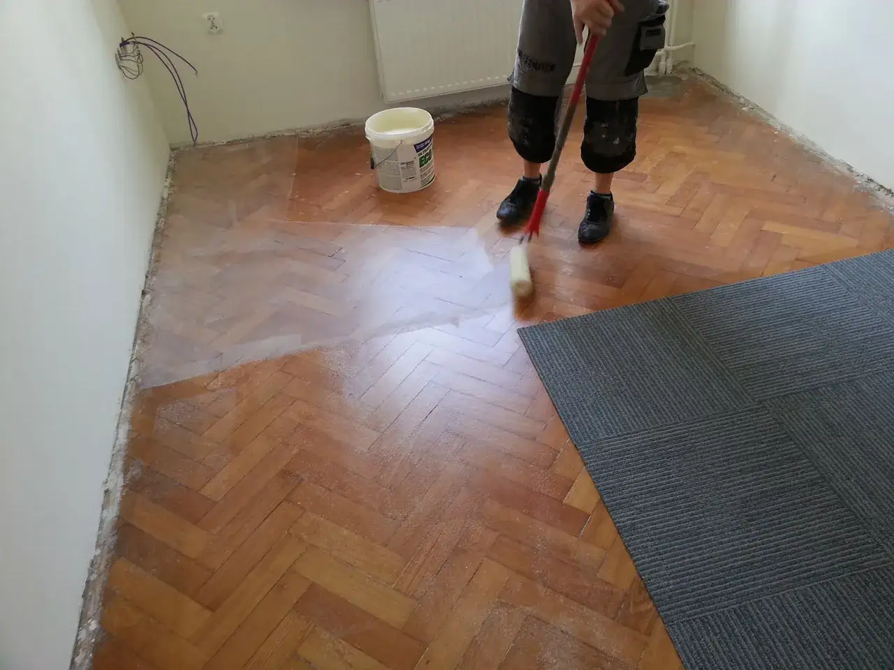 Zdjęcie Czy można położyć płytki na parkiet? Kluczowe informacje i porady krok po kroku