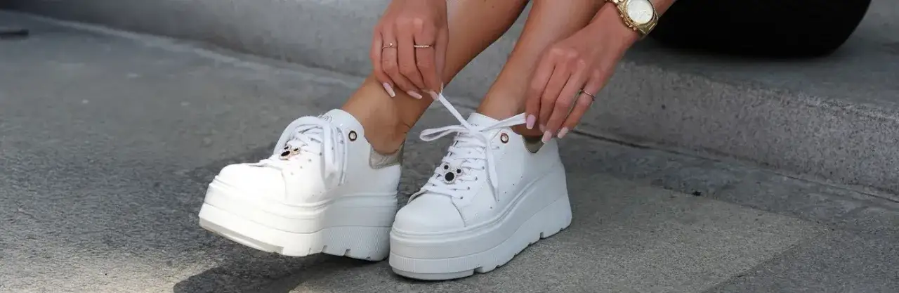 Zdjęcie Czy trampki są modne? Odkryj najnowsze trendy w obuwiu na sezon
