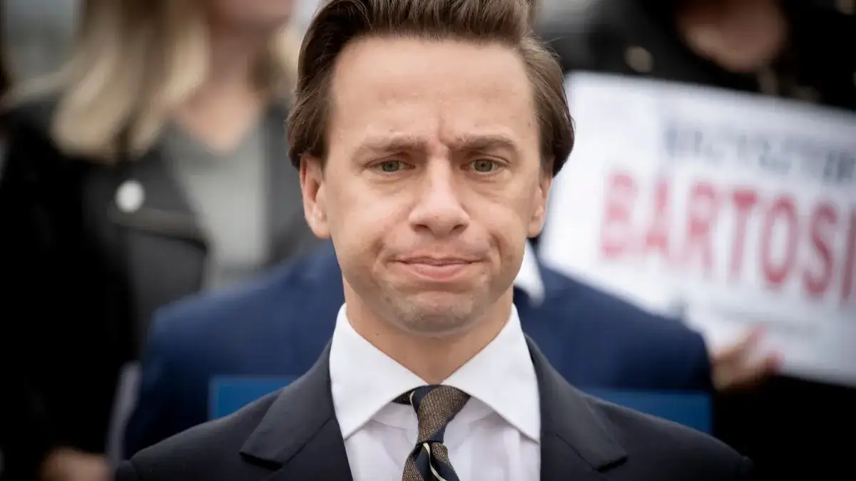 Zdjęcie Krzysztof Bosak - kim jest i dlaczego ma znaczenie w polityce?