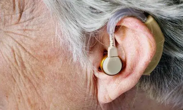 Zdjęcie Czy aparat słuchowy można odliczyć od podatku? Sprawdź, jak to zrobić