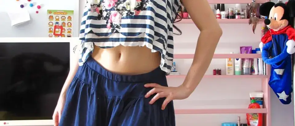 Zdjęcie Jaką bluzkę wybrać do granatowej spódnicy, by wyglądać stylowo?