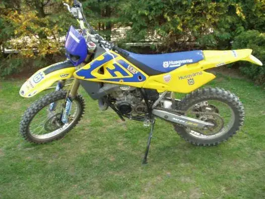 Zdjęcie Husqvarna CR 125 – poznaj jego mocne strony i osiągi w terenie