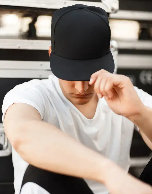Zdjęcie Czapka snapback co to? Poznaj jej cechy i dlaczego warto ją mieć