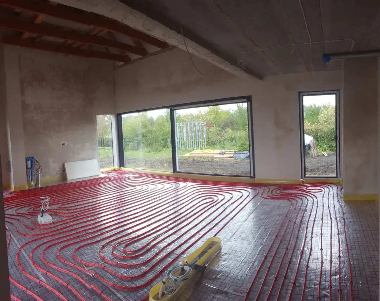 Zdjęcie Czy buduje się ogrzewanie podłogowe pod meblami? Oto co musisz wiedzieć