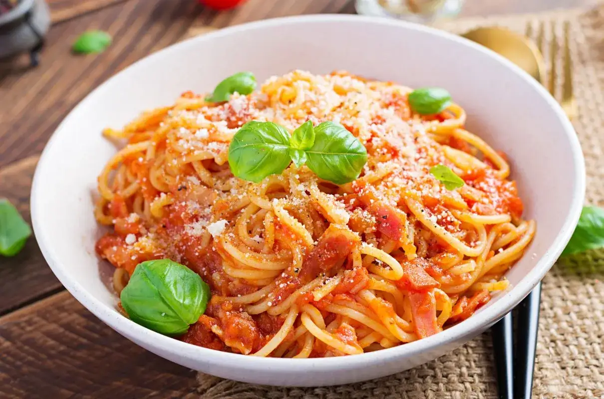 Zdjęcie Szybkie spaghetti z boczkiem i pomidorami - łatwy przepis na obiad