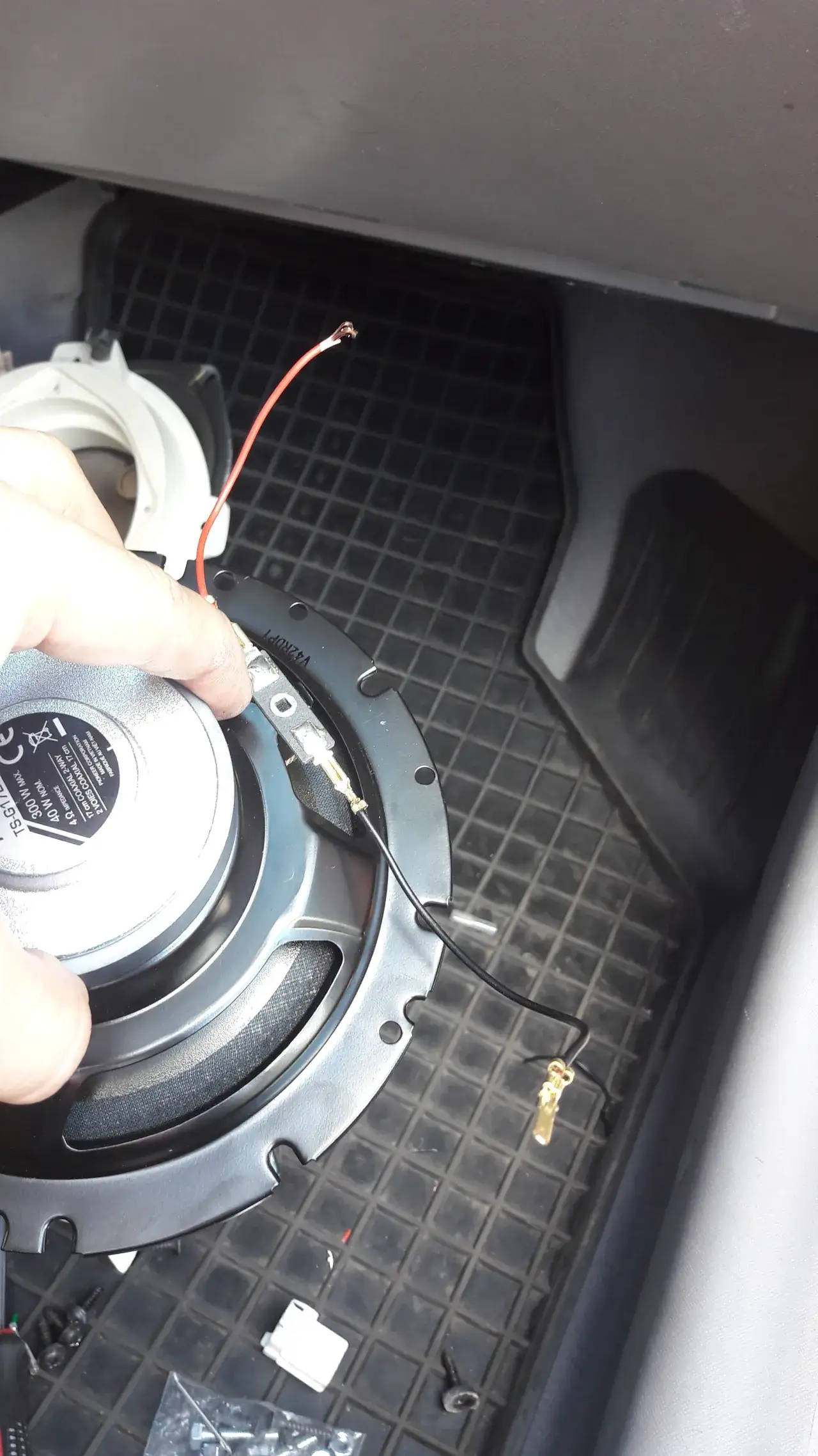 Zdjęcie Który kabel to plus a który minus głośniki? Uniknij błędów przy podłączeniu