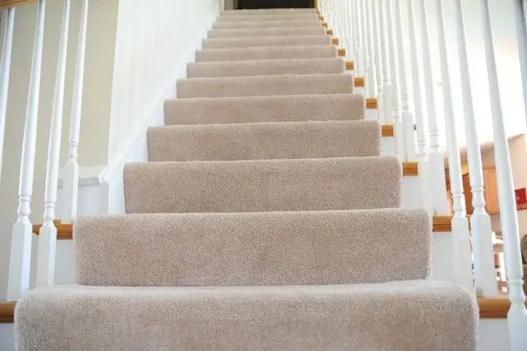 Zdjęcie Jaka wykładzina na schody – wybierz najlepszą opcję dla swojego wnętrza