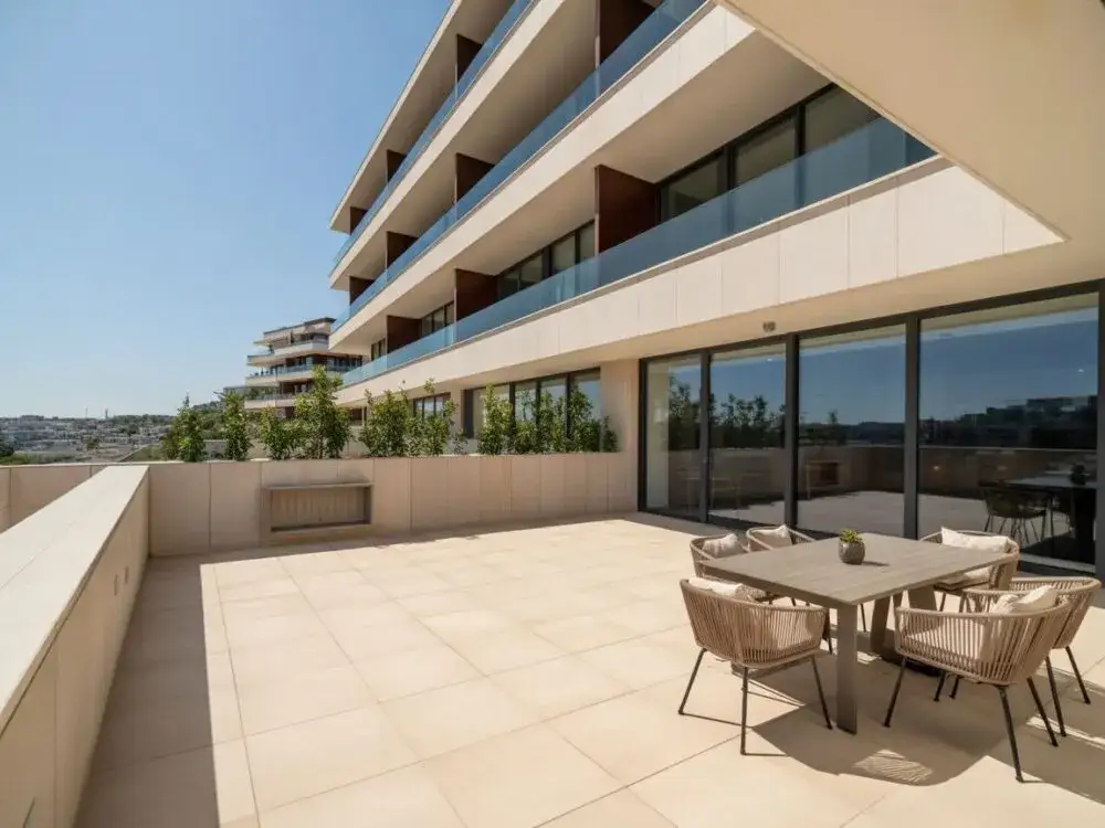 Zdjęcie Czym się różni taras od balkonu? Kluczowe różnice i ich znaczenie